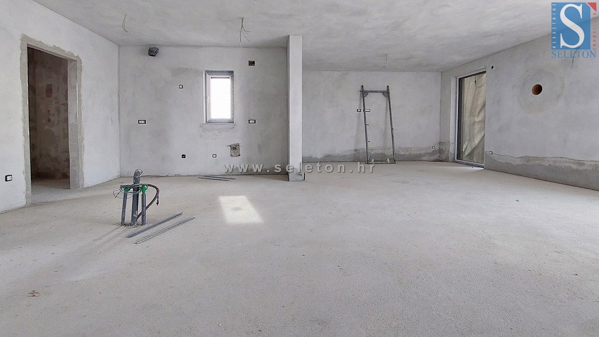 Istria, Poreč-Parenzo, nuovo appartamento di 161 m2, 2° piano, vista mare, a circa 800 m dal mare (in linea d'aria)