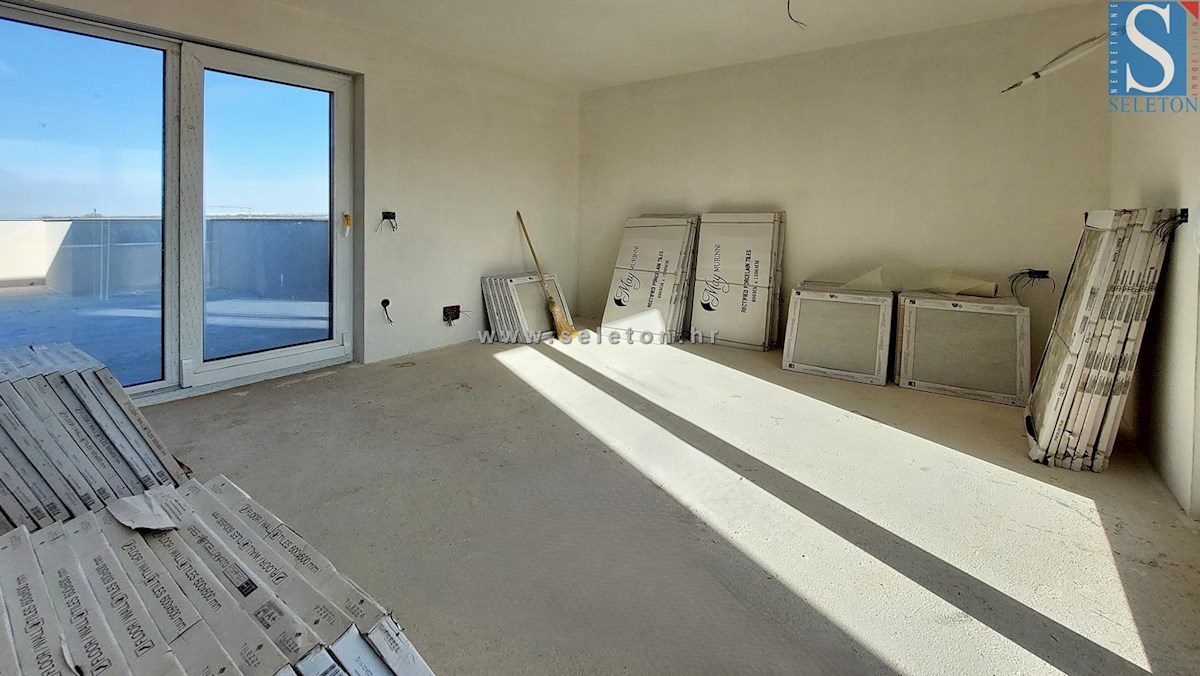 Appartamento su due piani di 122 m2 nelle vicinanze di Poreč-Parenzo con ampio terrazzo e vista mare