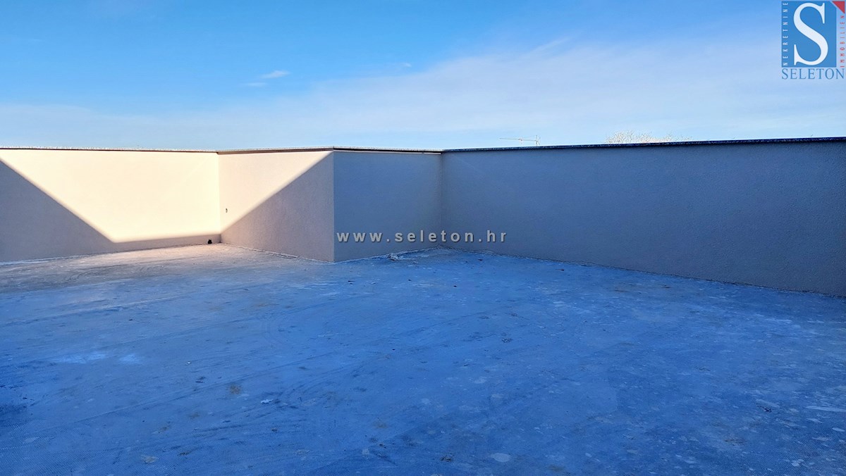 Appartamento su due piani di 122 m2 nelle vicinanze di Poreč-Parenzo con ampio terrazzo e vista mare