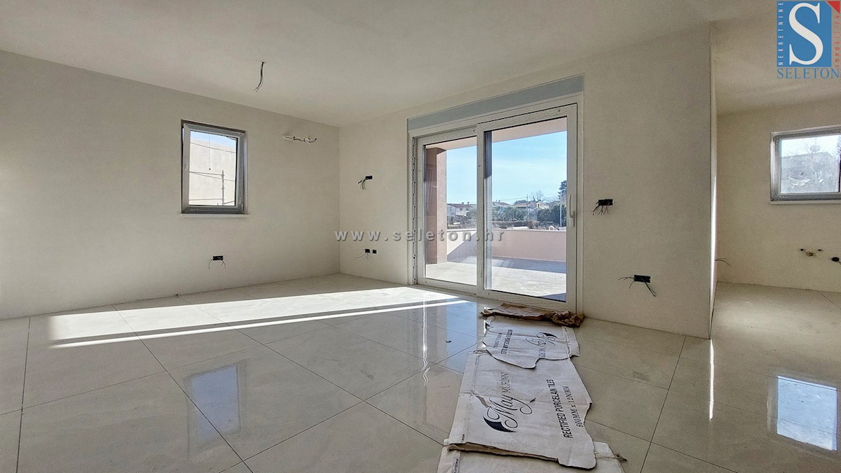 Appartamento su due piani di 122 m2 nelle vicinanze di Poreč-Parenzo con ampio terrazzo e vista mare