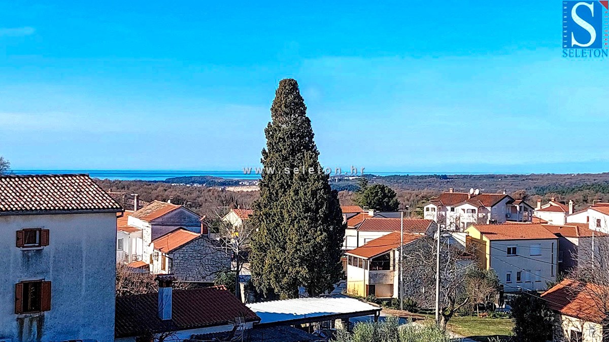 Appartamento su due piani di 122 m2 nelle vicinanze di Poreč-Parenzo con ampio terrazzo e vista mare