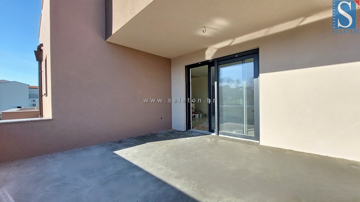 Appartamento su due piani di 122 m2 nelle vicinanze di Poreč-Parenzo con ampio terrazzo e vista mare