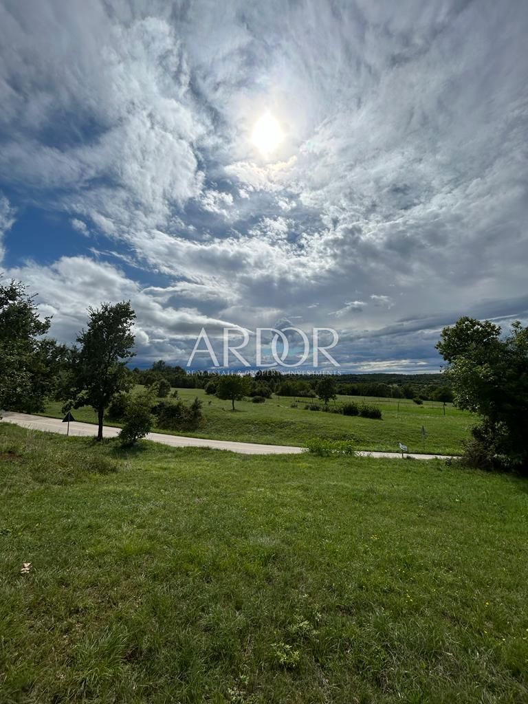Terreno Oprtalj, 1.587m2