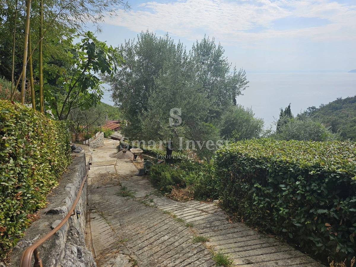 MEDVEJA, terreno edificabile con splendida vista mare