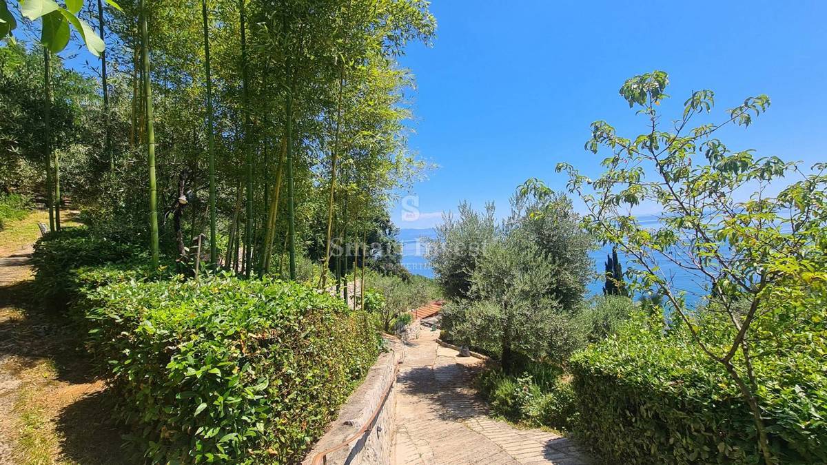 MEDVEJA, terreno edificabile con splendida vista mare