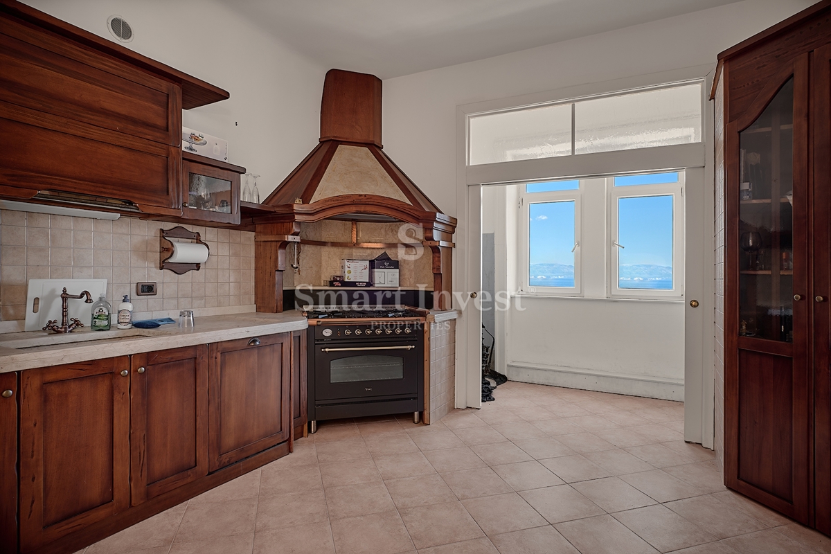 ABBAZIA - CENTRO, appartamento di 189 m2 con vista mare e parcheggio