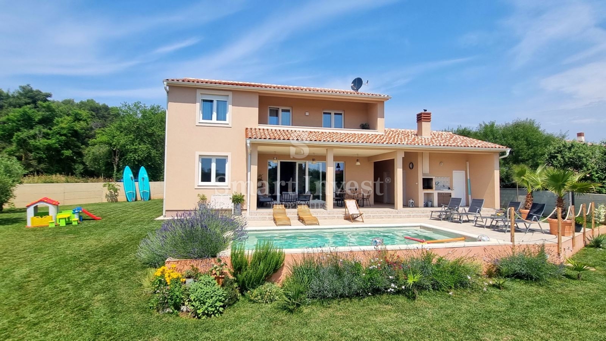 POLA, casa di nuova costruzione con piscina in posizione tranquilla