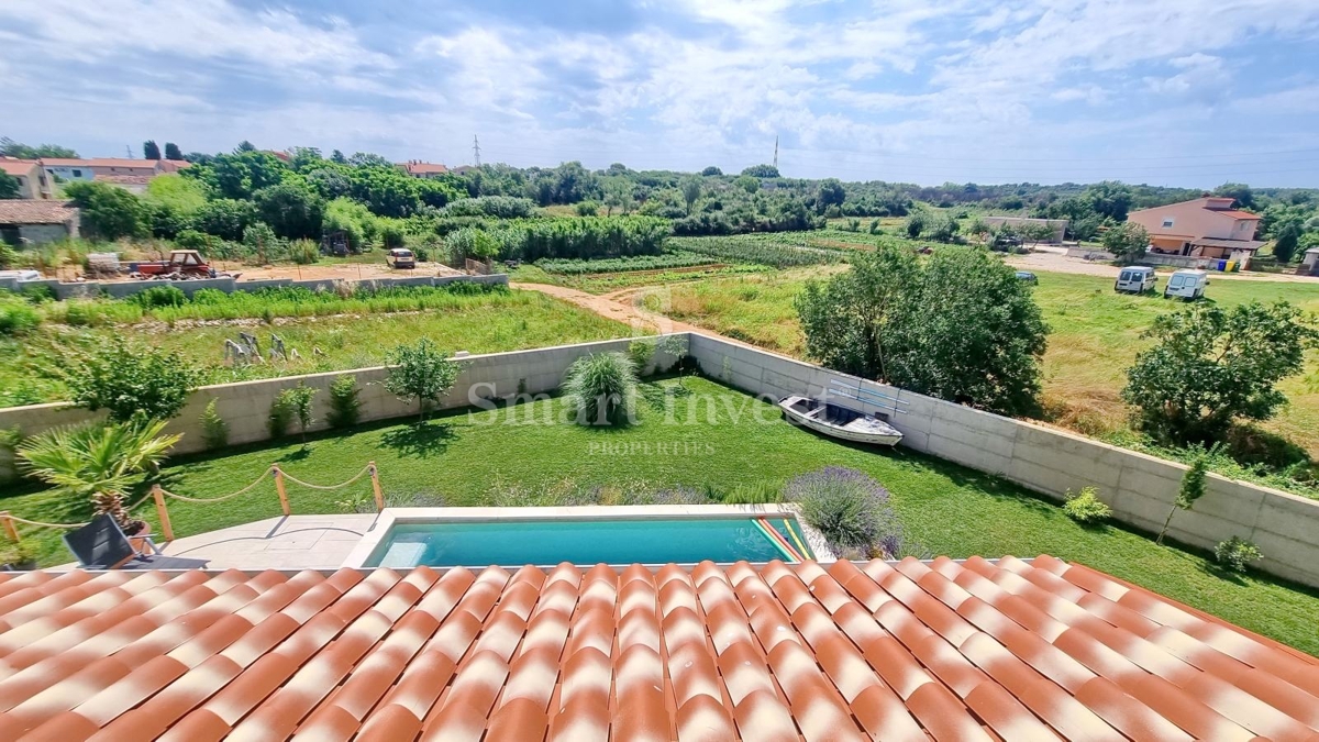 POLA, casa di nuova costruzione con piscina in posizione tranquilla