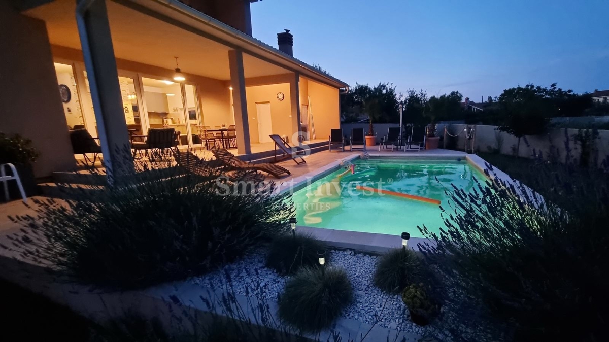 POLA, casa di nuova costruzione con piscina in posizione tranquilla