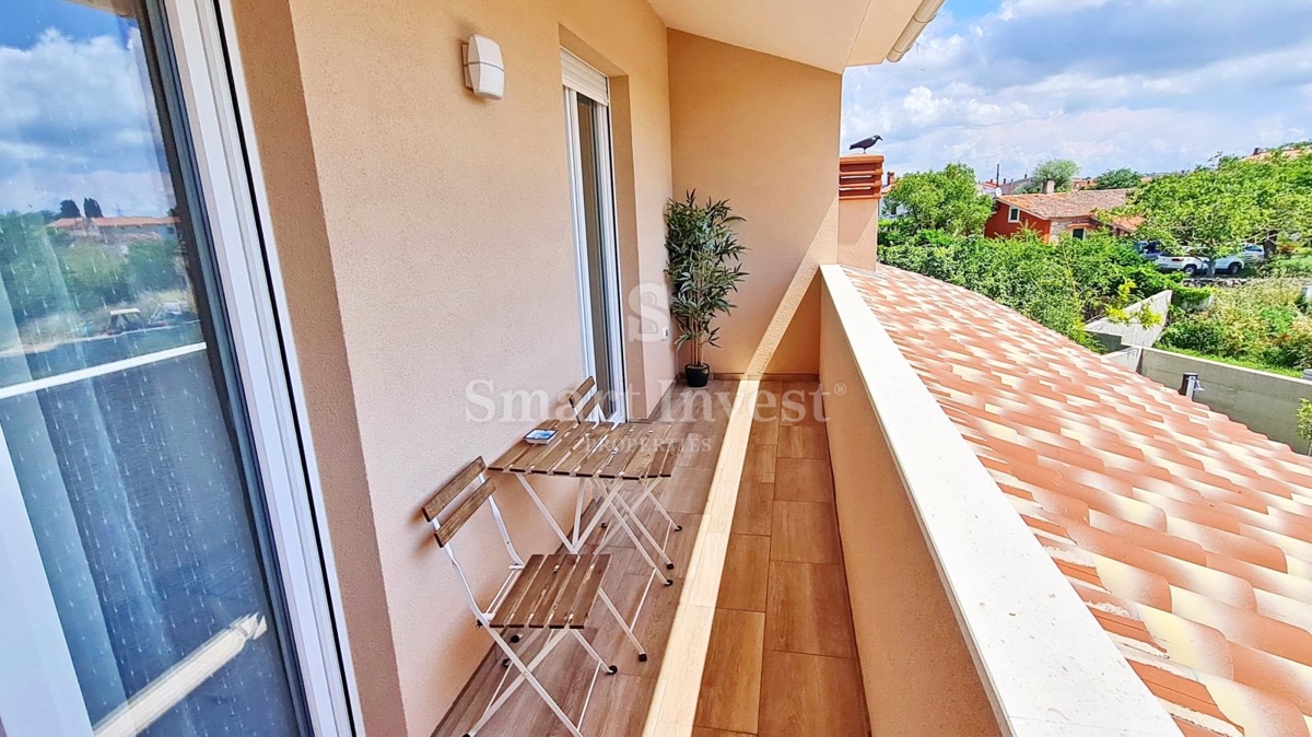 POLA, casa di nuova costruzione con piscina in posizione tranquilla