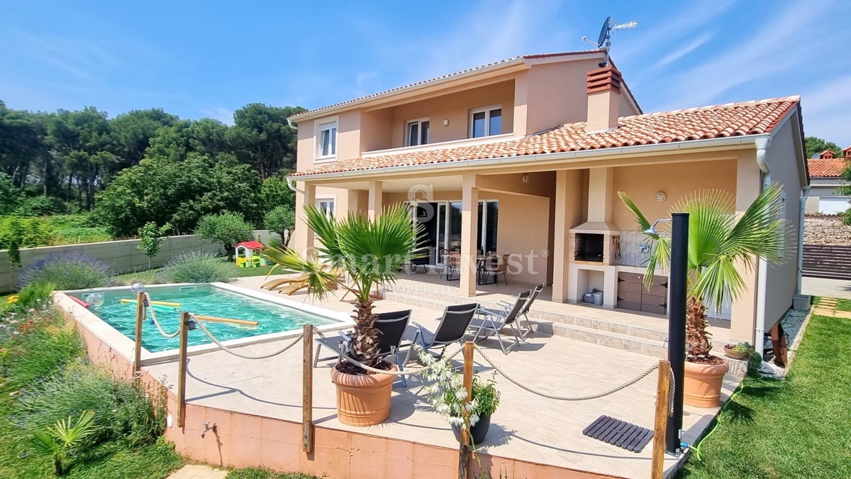 POLA, casa di nuova costruzione con piscina in posizione tranquilla