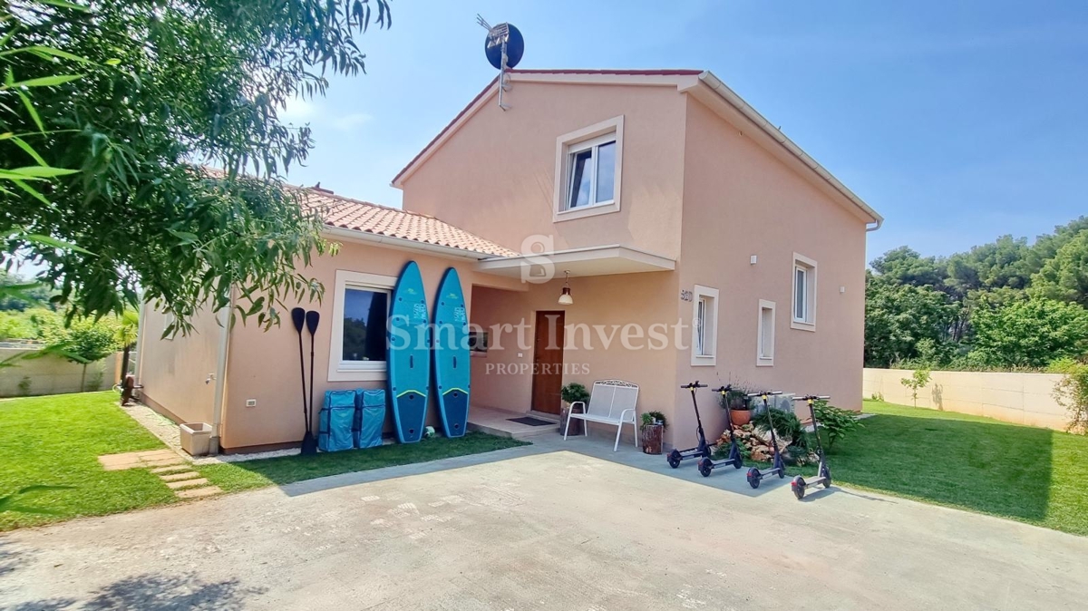 POLA, casa di nuova costruzione con piscina in posizione tranquilla