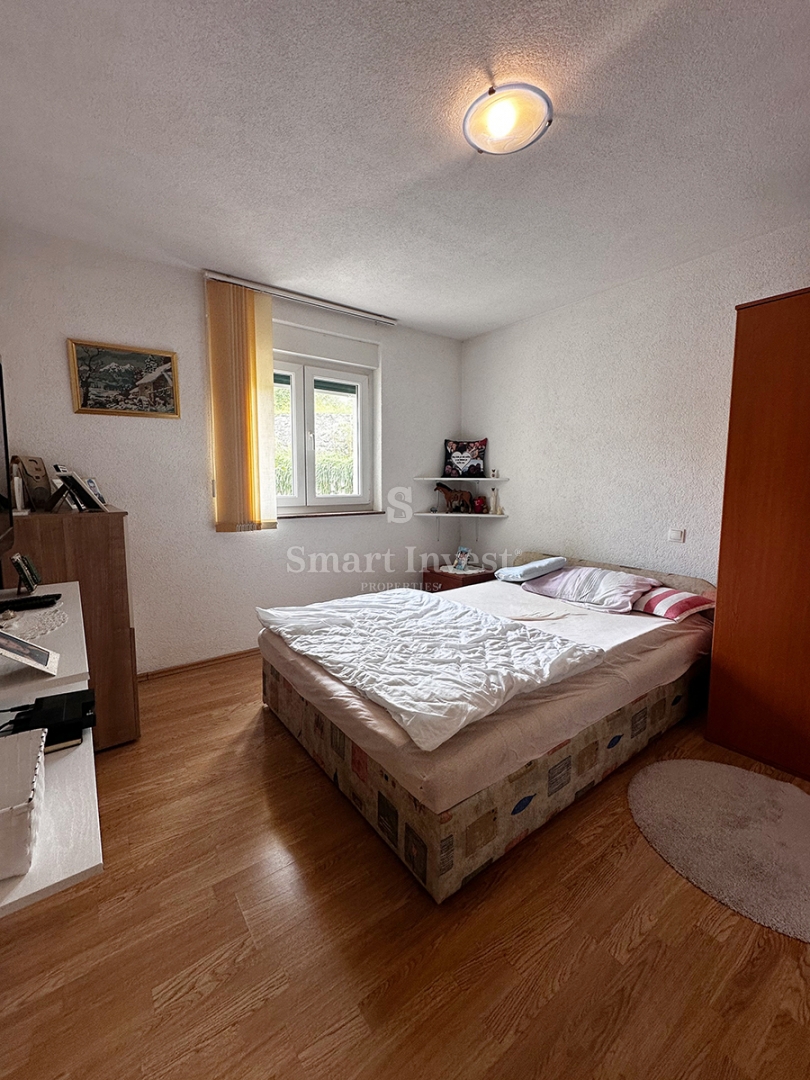 MATULJI - JUŠIĆI, appartamento al piano terra con posto auto!