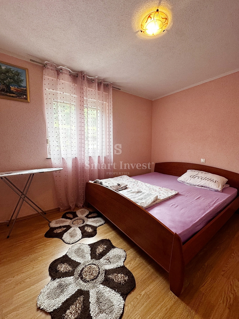 MATULJI - JUŠIĆI, appartamento al piano terra con posto auto!