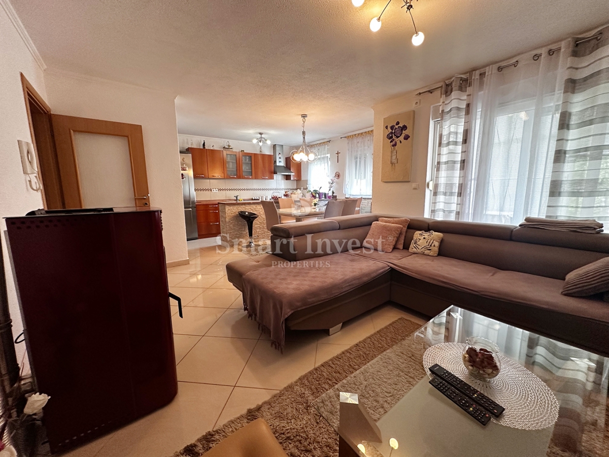 MATULJI - JUŠIĆI, appartamento al piano terra con posto auto!