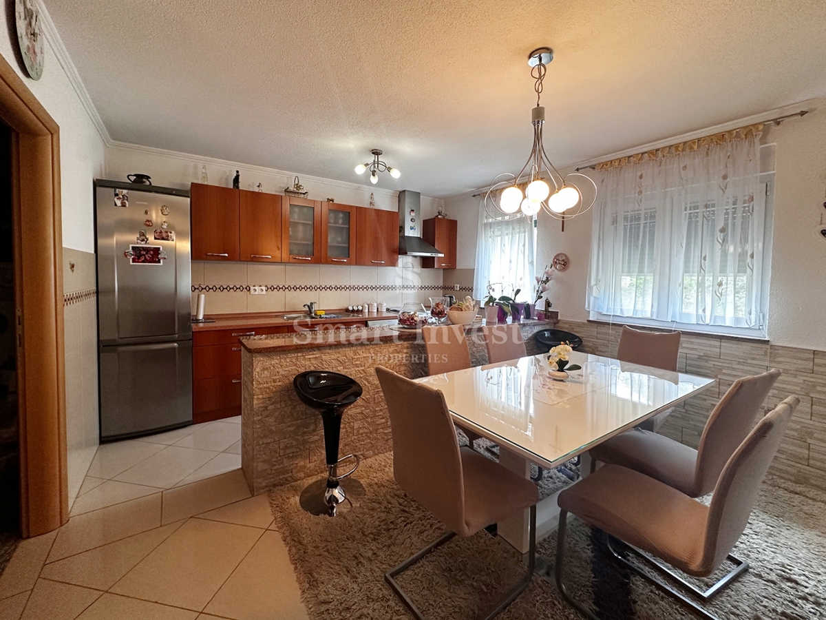 MATULJI - JUŠIĆI, appartamento al piano terra con posto auto!