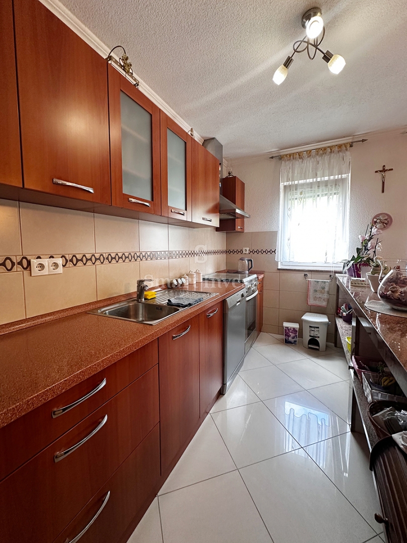 MATULJI - JUŠIĆI, appartamento al piano terra con posto auto!