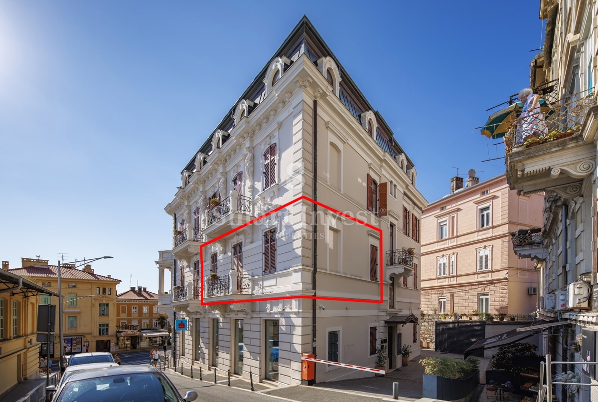 ABBAZIA, appartamento di lusso con balcone in un'antica villa vicino al mare