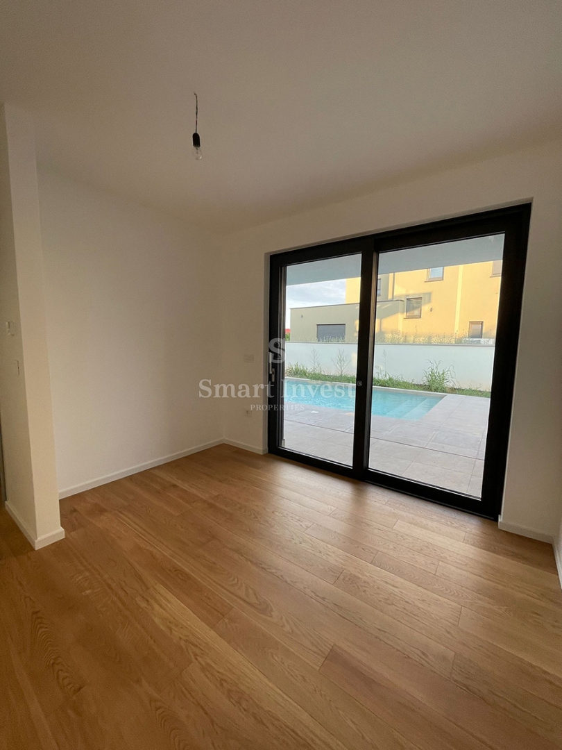 ISTRIA - POMER, villa moderna con piscina riscaldata direttamente sul mare e sul porto turistico