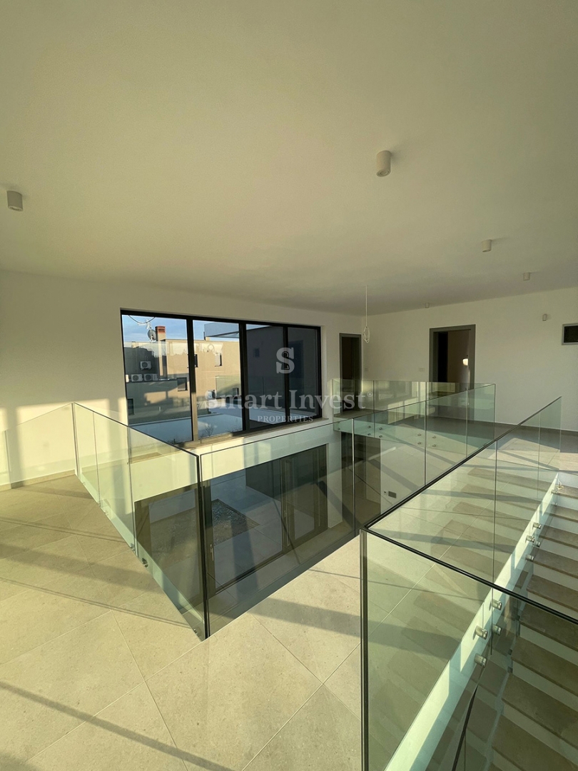 ISTRIA - POMER, villa moderna con piscina riscaldata direttamente sul mare e sul porto turistico