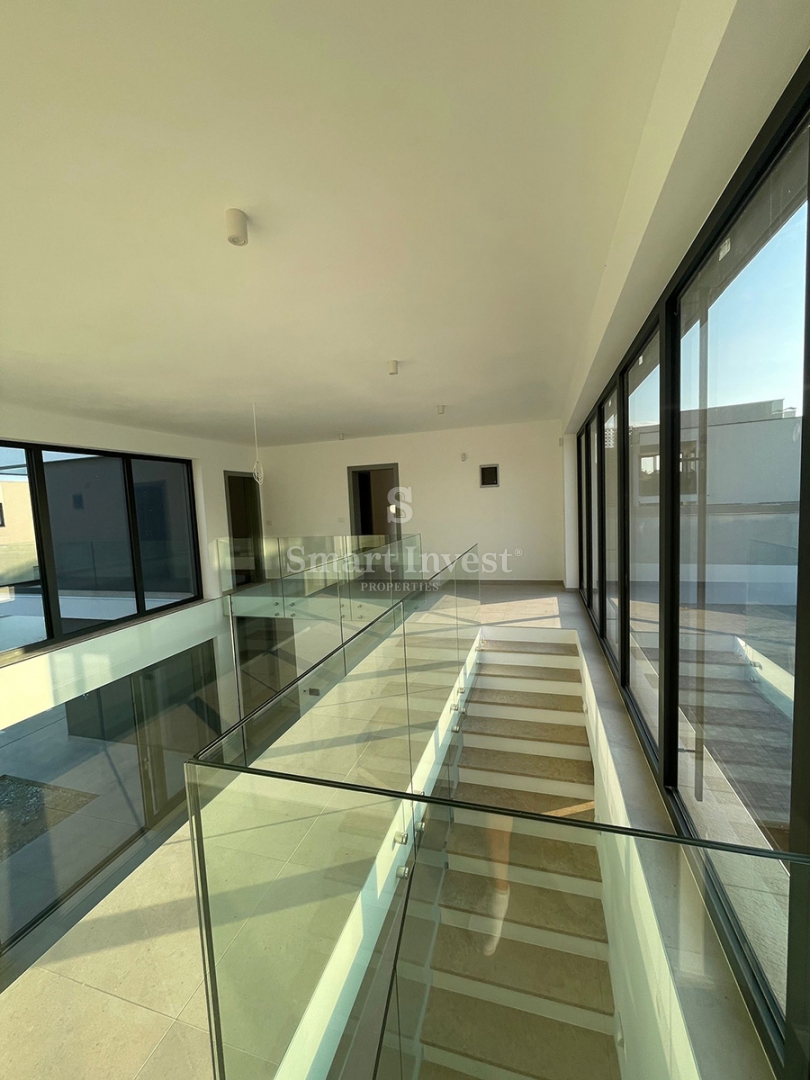 ISTRIA - POMER, villa moderna con piscina riscaldata direttamente sul mare e sul porto turistico