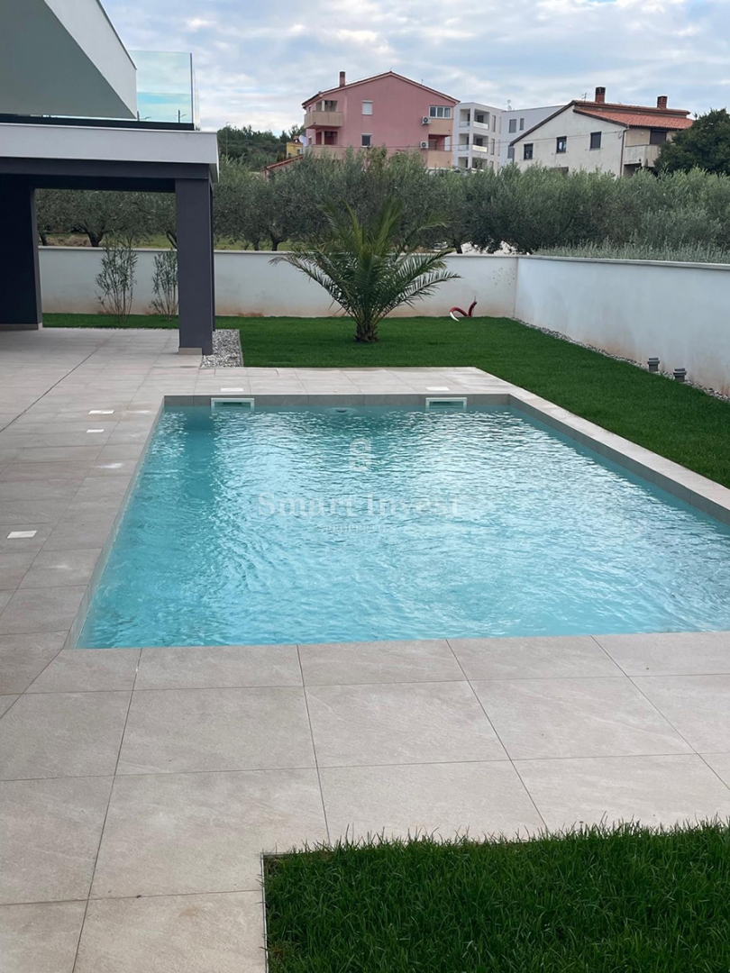 ISTRIA - POMER, villa moderna con piscina riscaldata direttamente sul mare e sul porto turistico