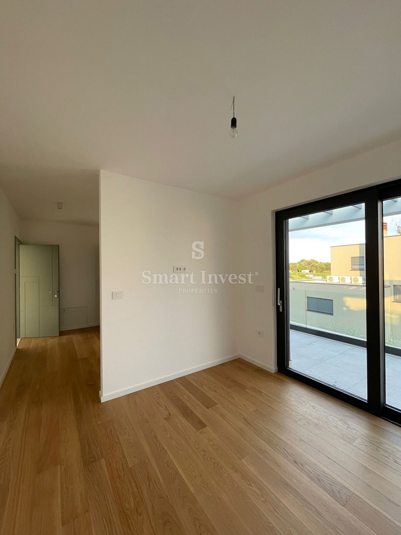 ISTRIA - POMER, villa moderna con piscina riscaldata direttamente sul mare e sul porto turistico