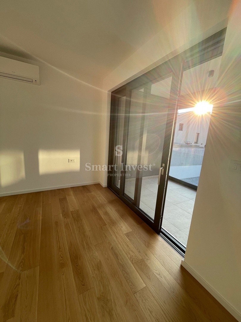 ISTRIA - POMER, villa moderna con piscina riscaldata direttamente sul mare e sul porto turistico