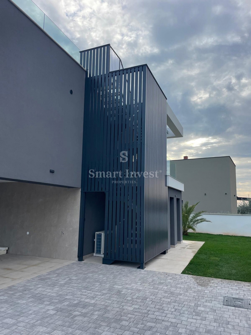 ISTRIA - POMER, villa moderna con piscina riscaldata direttamente sul mare e sul porto turistico