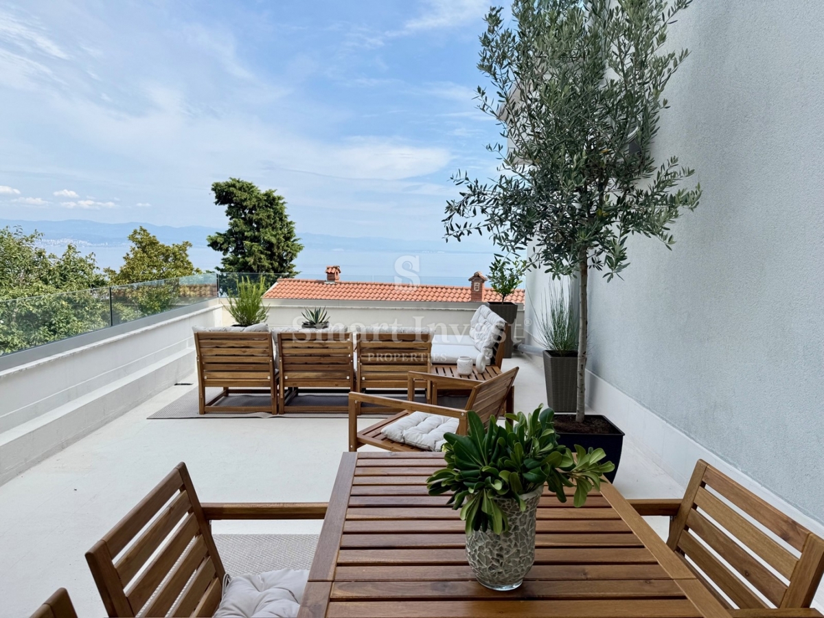 LOVRAN, appartamento trilocale con terrazza e vista mare, ESCLUSIVAMENTE NELLA NOSTRA AGENZIA!