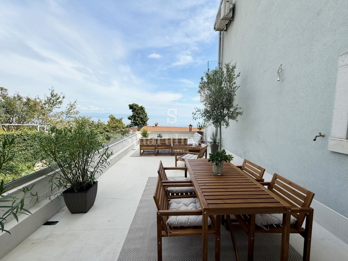 LOVRAN, appartamento trilocale con terrazza e vista mare, ESCLUSIVAMENTE NELLA NOSTRA AGENZIA!