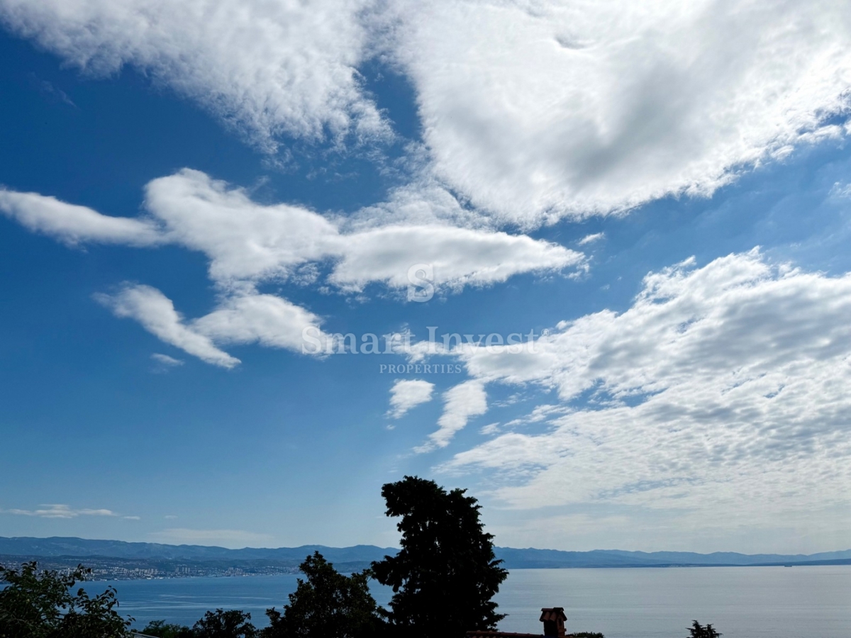 LOVRAN, appartamento trilocale con terrazza e vista mare, ESCLUSIVAMENTE NELLA NOSTRA AGENZIA!