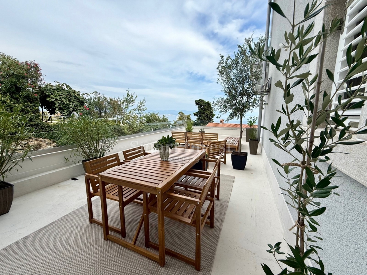 LOVRAN, appartamento trilocale con terrazza e vista mare, ESCLUSIVAMENTE NELLA NOSTRA AGENZIA!