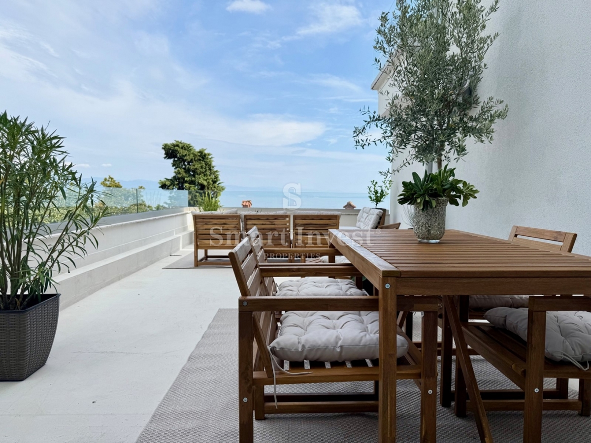 LOVRAN, appartamento trilocale con terrazza e vista mare, ESCLUSIVAMENTE NELLA NOSTRA AGENZIA!