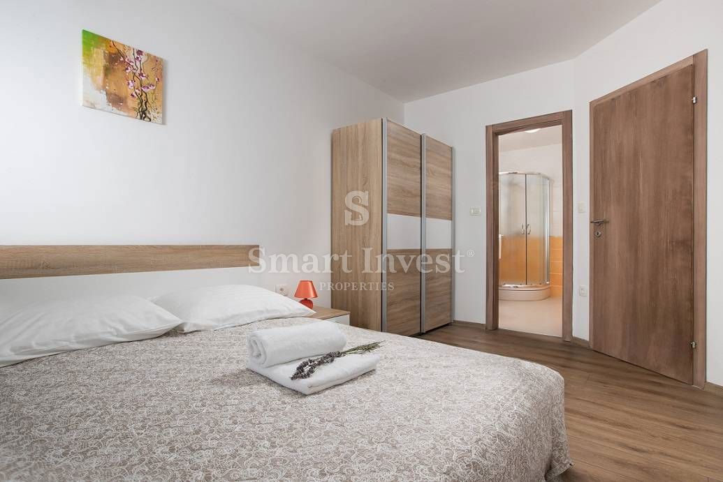 IČIĆI, 4-bedrooms apartment in new building with pool and sea view
