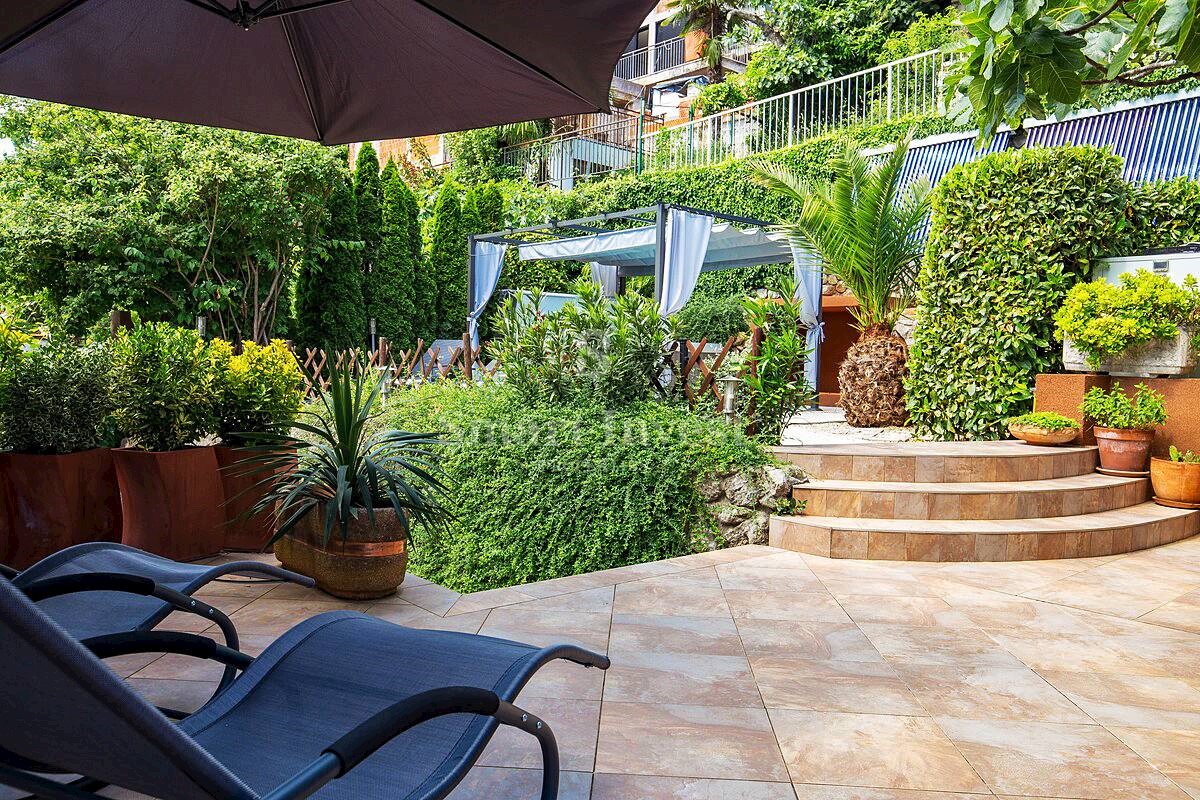 OPATIJA, LUXURY PENTHOUSE WITH GARDEN, 150m TO THE SEA