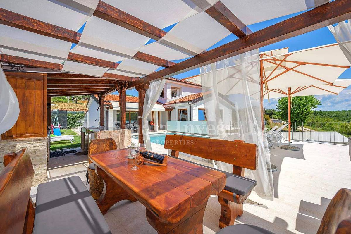 ISTRIA - NOVIGRAD, Bella villa con piscina in vendita, in zona tranquilla!