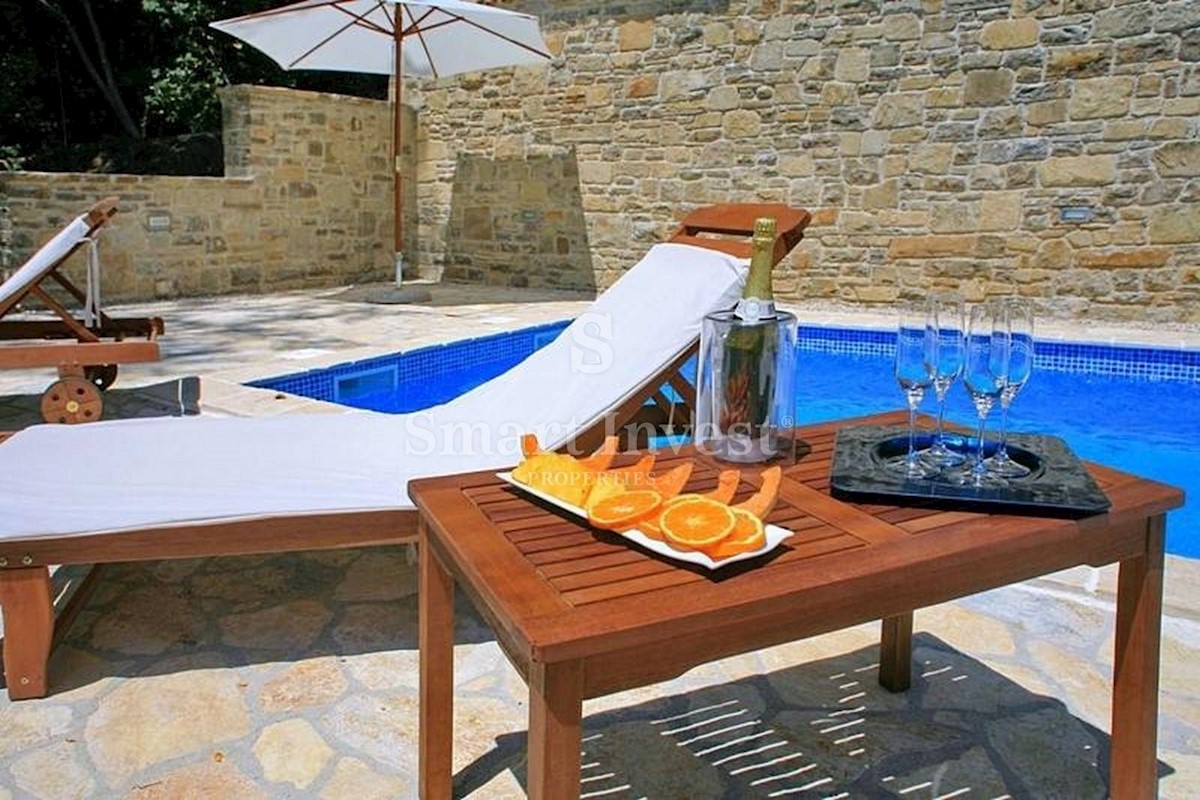 ISTRIA - OPRTALJ, CASA AUTOCTONA ISTRIANA CON PISCINE E VISTA PANORAMICA, in vendita