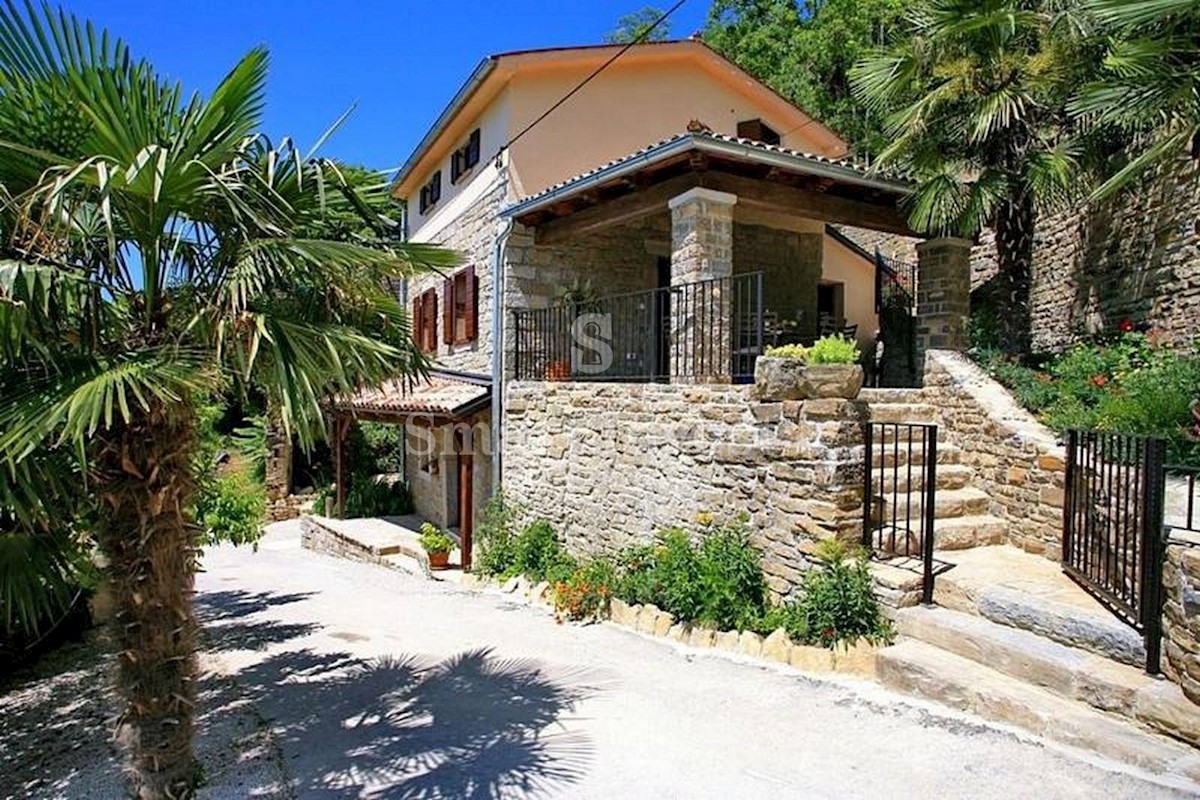 ISTRIA - OPRTALJ, CASA AUTOCTONA ISTRIANA CON PISCINE E VISTA PANORAMICA, in vendita