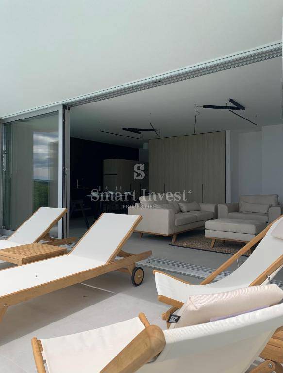 KRK, villa moderna con 2 appartamenti e 2 piscine, 500 m dal mare