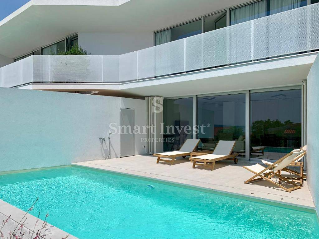 KRK, villa moderna con 2 appartamenti e 2 piscine, 500 m dal mare
