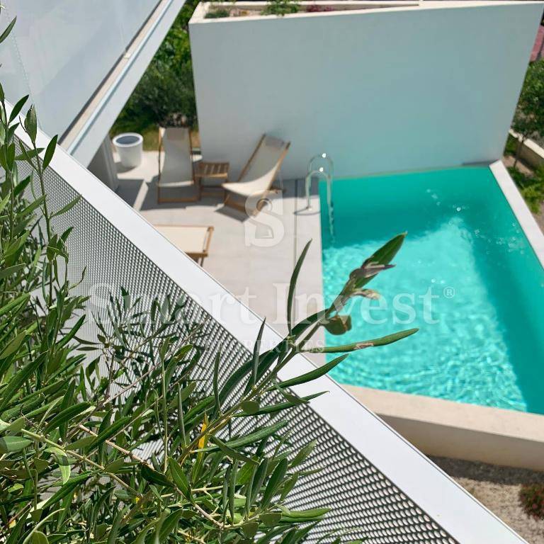 KRK, villa moderna con 2 appartamenti e 2 piscine, 500 m dal mare