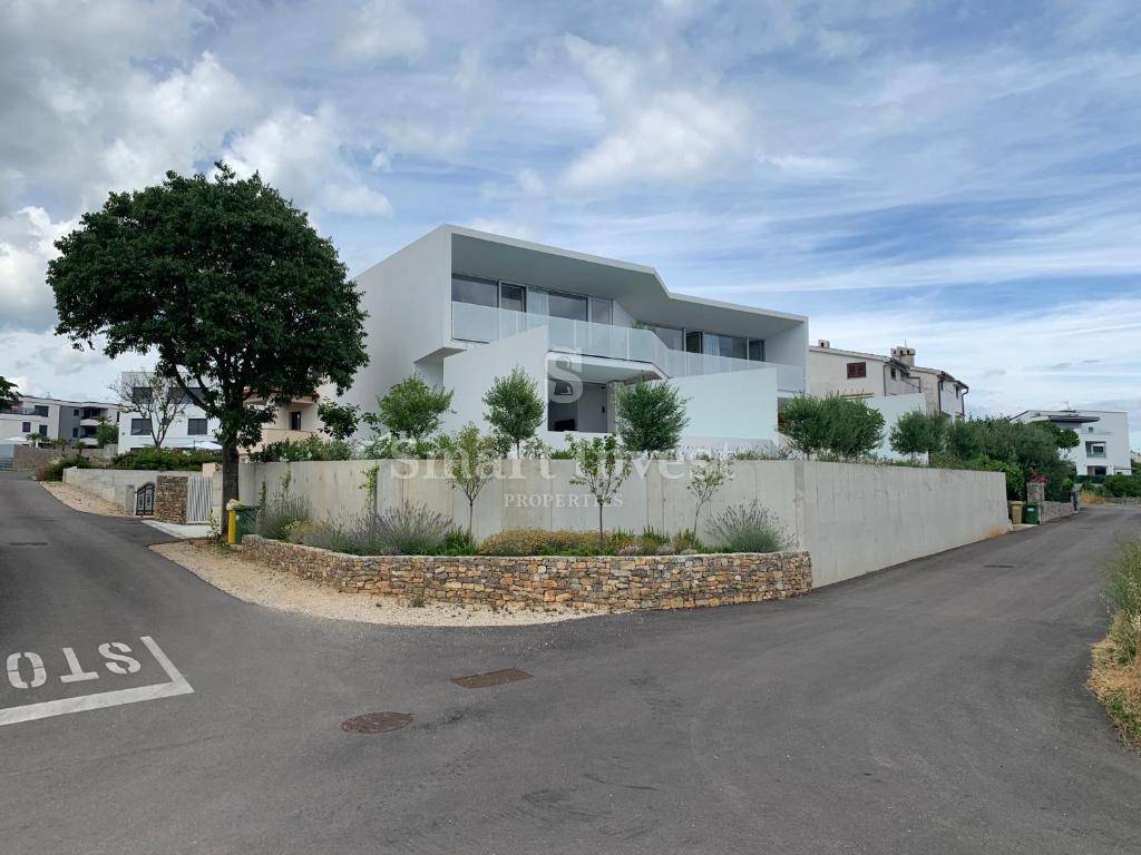 KRK, villa moderna con 2 appartamenti e 2 piscine, 500 m dal mare