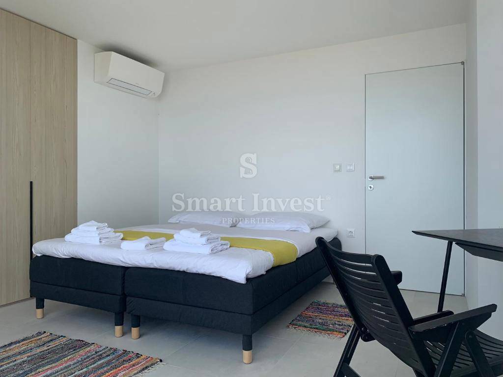 KRK, villa moderna con 2 appartamenti e 2 piscine, 500 m dal mare