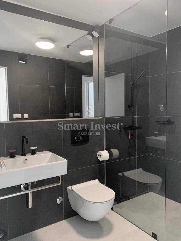 KRK, villa moderna con 2 appartamenti e 2 piscine, 500 m dal mare