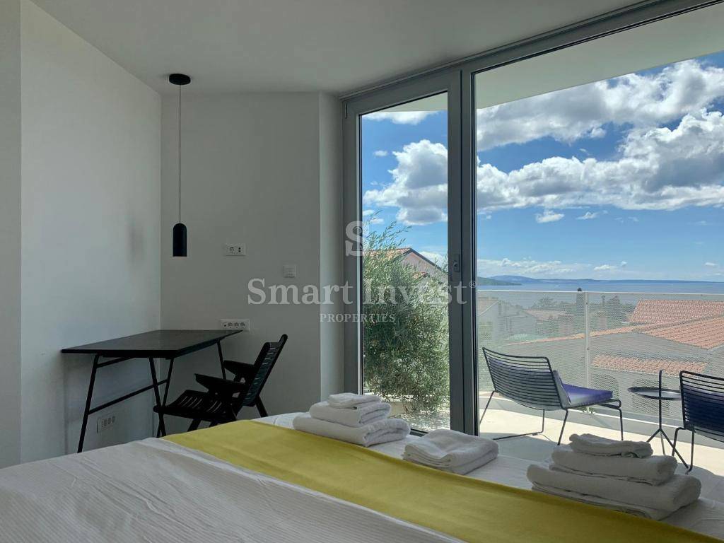 KRK, villa moderna con 2 appartamenti e 2 piscine, 500 m dal mare