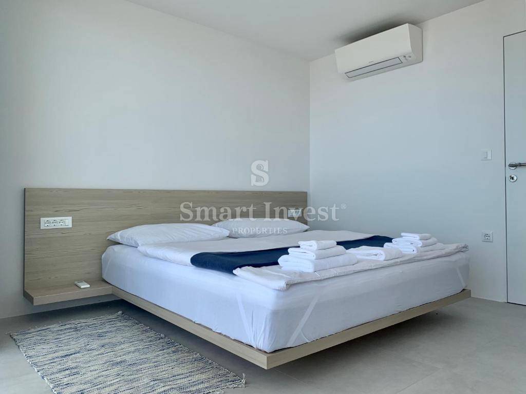 KRK, villa moderna con 2 appartamenti e 2 piscine, 500 m dal mare