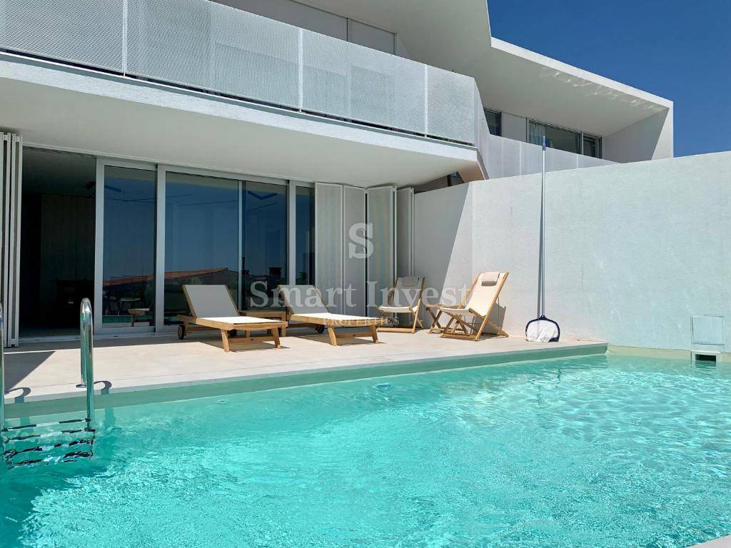 KRK, villa moderna con 2 appartamenti e 2 piscine, 500 m dal mare