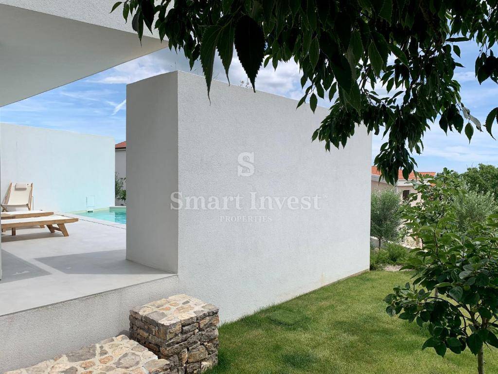 KRK, villa moderna con 2 appartamenti e 2 piscine, 500 m dal mare