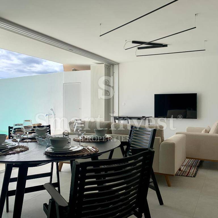 KRK, villa moderna con 2 appartamenti e 2 piscine, 500 m dal mare